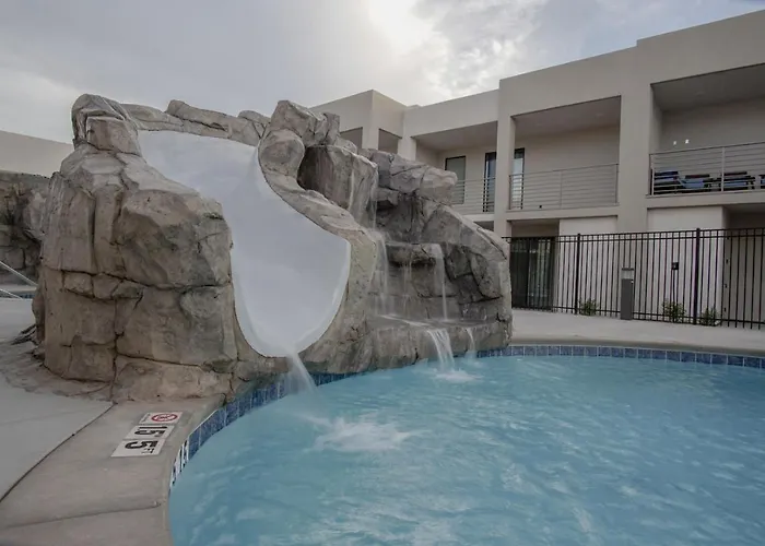 Lofts 13 4-Bedroom Modern Loft Steps From The Pool St. George